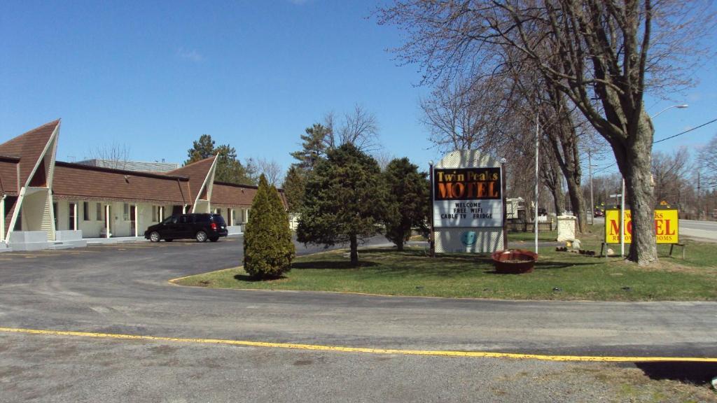 Twin Peaks Motel Napanee Ngoại thất bức ảnh
