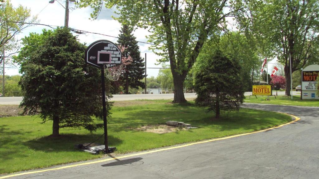 Twin Peaks Motel Napanee Ngoại thất bức ảnh