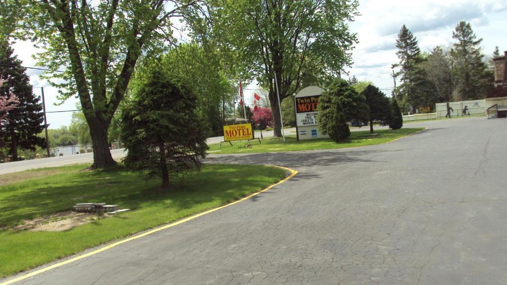 Twin Peaks Motel Napanee Ngoại thất bức ảnh