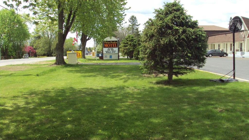 Twin Peaks Motel Napanee Ngoại thất bức ảnh