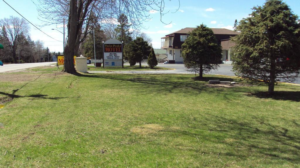 Twin Peaks Motel Napanee Ngoại thất bức ảnh
